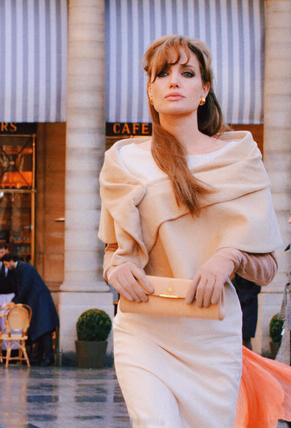 电影搭乘花絮去幕后 行走的贵妇——奶咖色系美人，飘扬的水红纱巾，2010年，在威