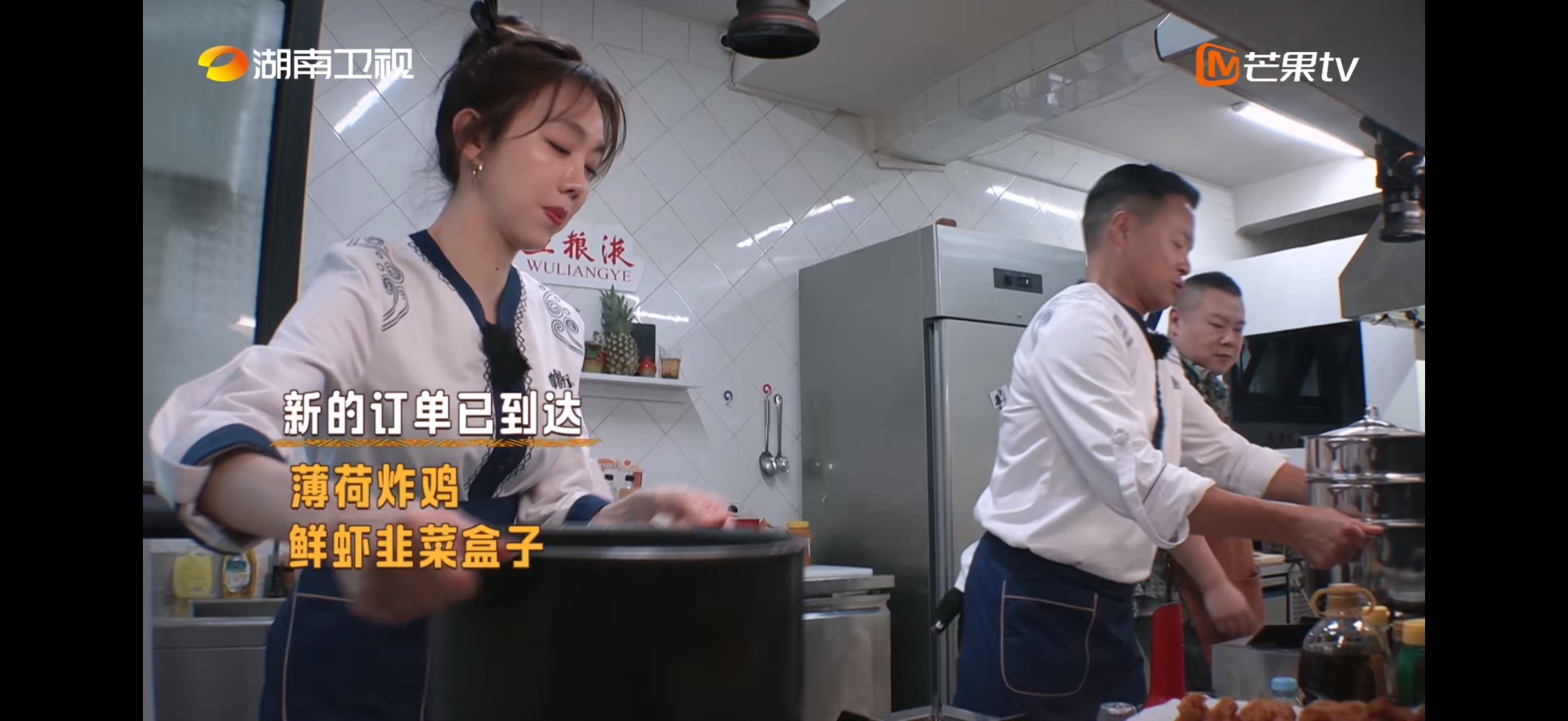 姜妍做菜满屏松弛感姜妍边做菜边哼歌，松弛感完美拿捏！不愧是我们大厨呀！好想吃姐姐