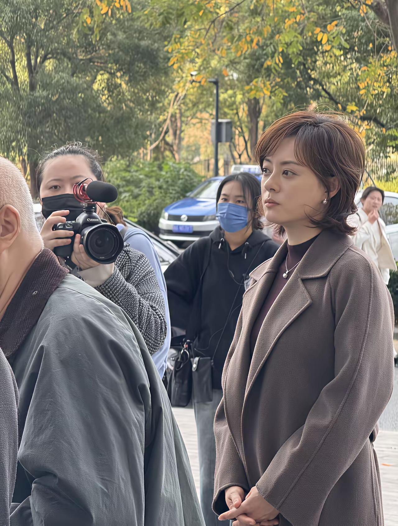 孙俪无锡拍戏路透照，留着刚剪的碎散短发造型，又飒又美！
镜头下的孙俪身穿深驼色羊