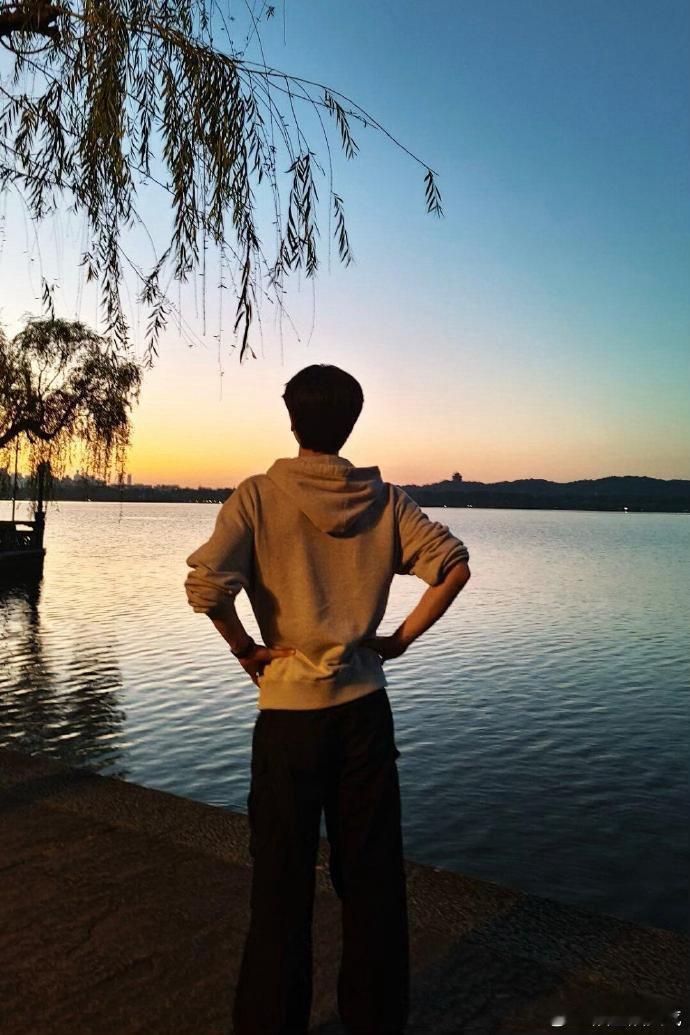 张凌赫520解锁夏日舒适男友风张凌赫把浪漫留在了西湖🌸夏日限定帅气上线，温柔眉