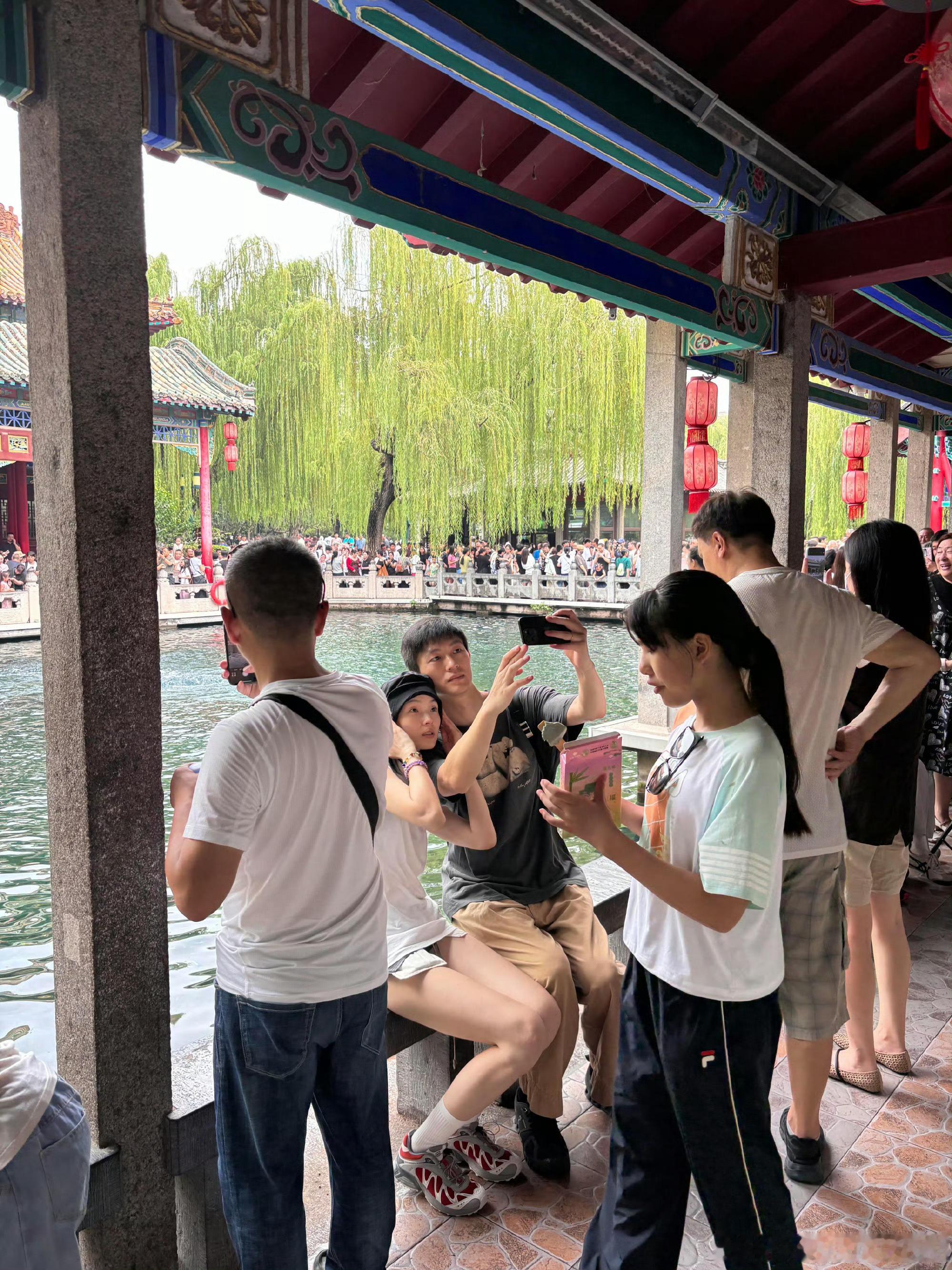 金大川雎晓雯带女儿出游哈哈哈，这个拍照方式真的跟我一样，全世界都一样的拍照姿势 
