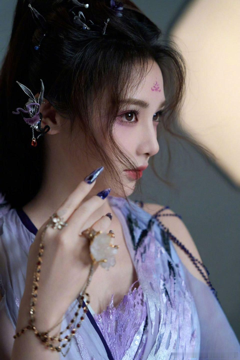 演什么像什么，颜值演技双双在线。 每一个眼神都可以让人沦陷，彭小苒真的是把角色狠