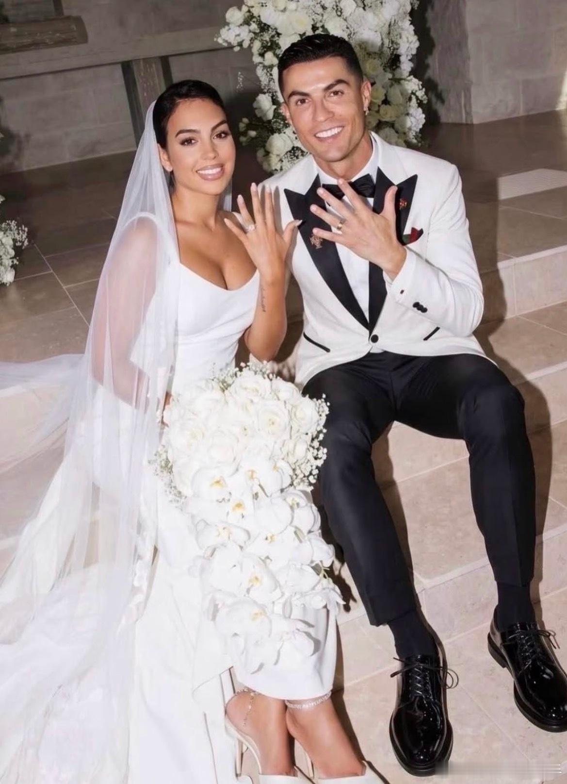 C罗宣布结婚竟然真的结婚了，恭喜这对旧人，也算是弥补孩子不能参加爸妈婚礼的遗憾了