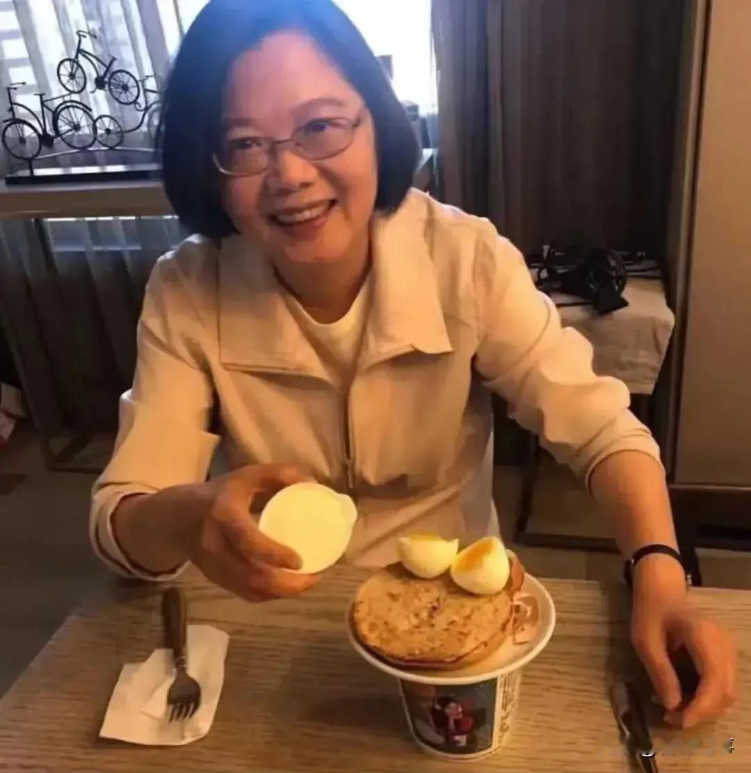 蔡英文马上要毕业了，退休了，可以放心的去了，可以悠闲地喝个好茶。不过她的心不得安