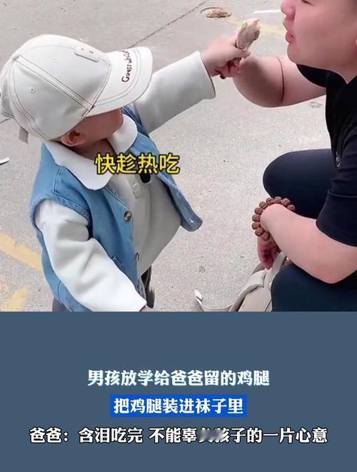“太感动了！”，夫妻俩去接三岁儿子幼儿园放学，儿子看见爸妈后立马就将书包放地上，