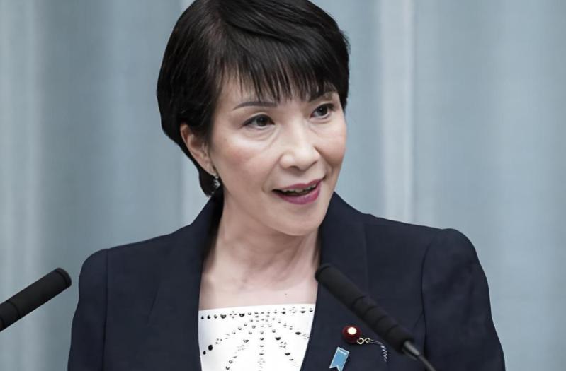 高市派人过来，其实就是怕了，“举白旗”了！在此之前，日本自民党代理政调会长田村宪