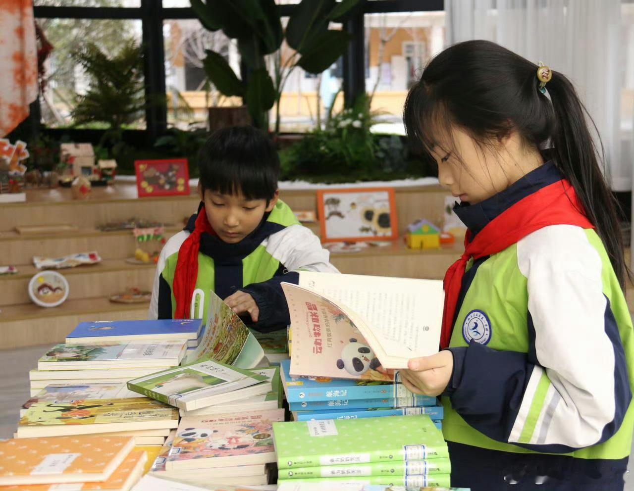 台州汽车图书馆让流动的知识在校园绽放椒江汽车图书馆载4000册新书进校园，为偏远