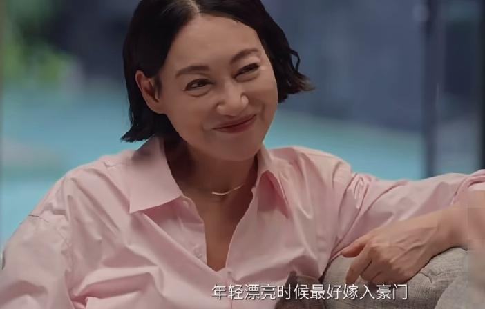 鲁豫问惠英红妈妈有没有希望她在年轻的时候嫁入豪门，惠英红年轻时的那个年代，很多漂