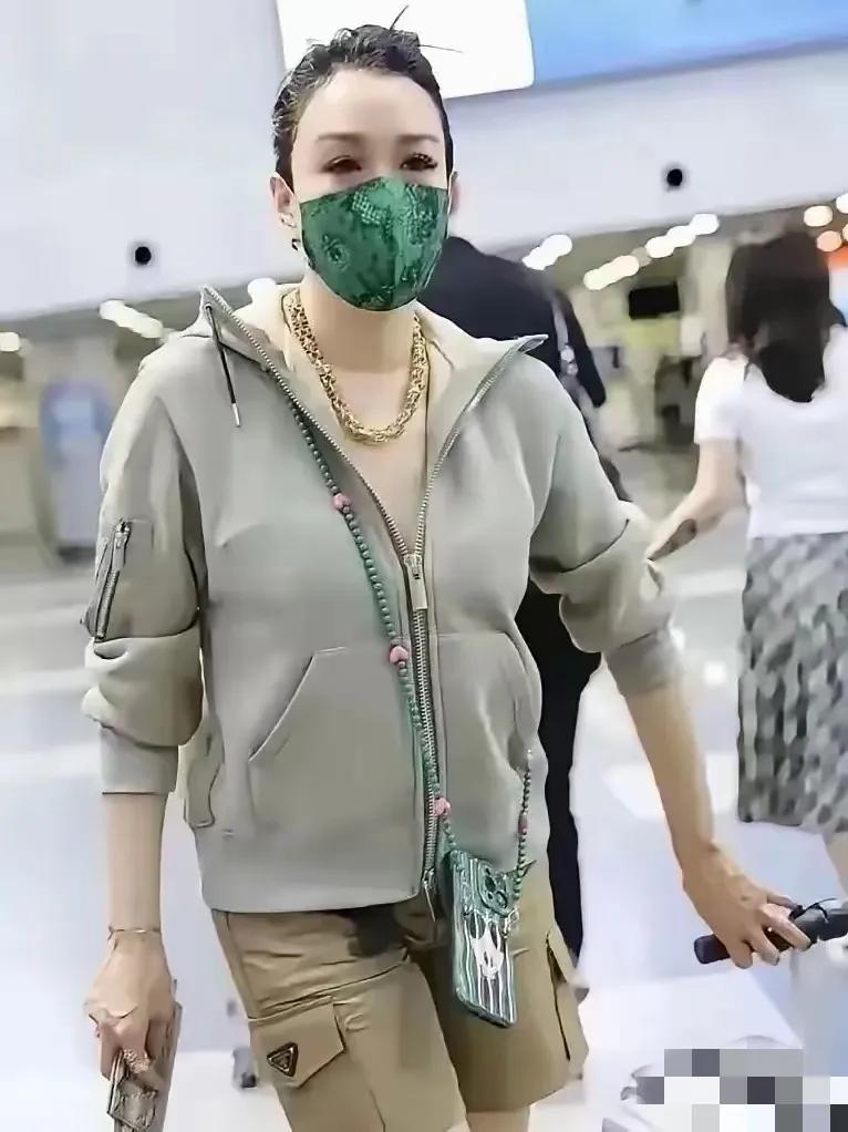 钟丽缇的这个口罩太漂亮了，我在网上搜了半天也没搜到，看来这是一个很好的口罩，感觉