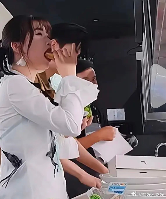 虞书欣作为一个女明星还是注意一下吃相吧，平常不是很会表情管理吗？ ​​​