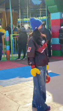 张柏芝在乐园玩转圈圈的样子太治愈了，姐姐还特别出cos了，好可爱！ 