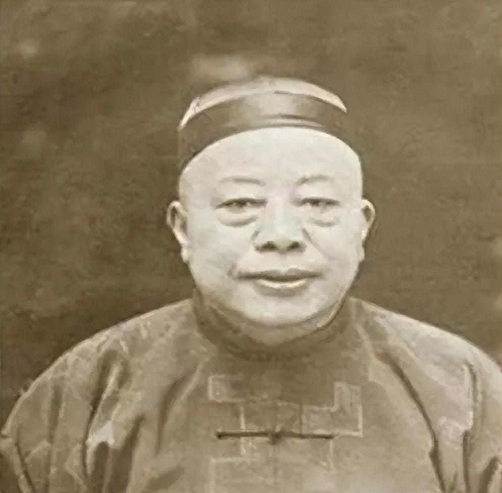 1922年，黄金荣告诉妻子林桂生：“我要娶露兰春，你交出正室之位和家里的财政大权