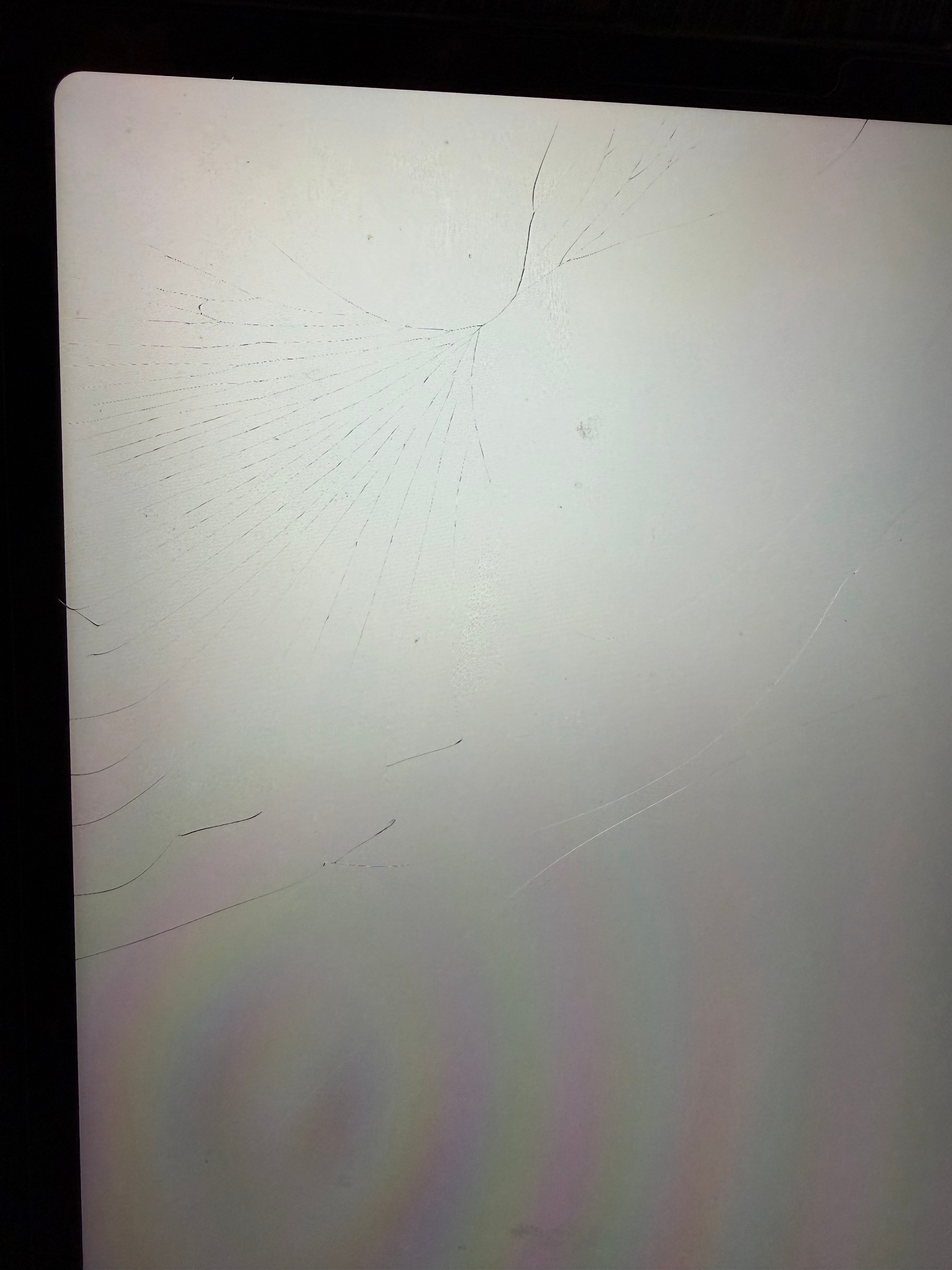 刚刚我的手上拿太多东西了，我的iPad Pro也在上面放着，结果一不小心没拿稳我