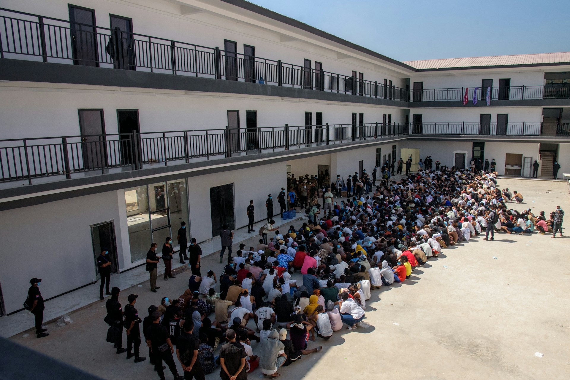 缅甸军方上月对克伦邦KK园区等电诈窝点展开清剿，查获大量星链设备并逮捕两千余人。