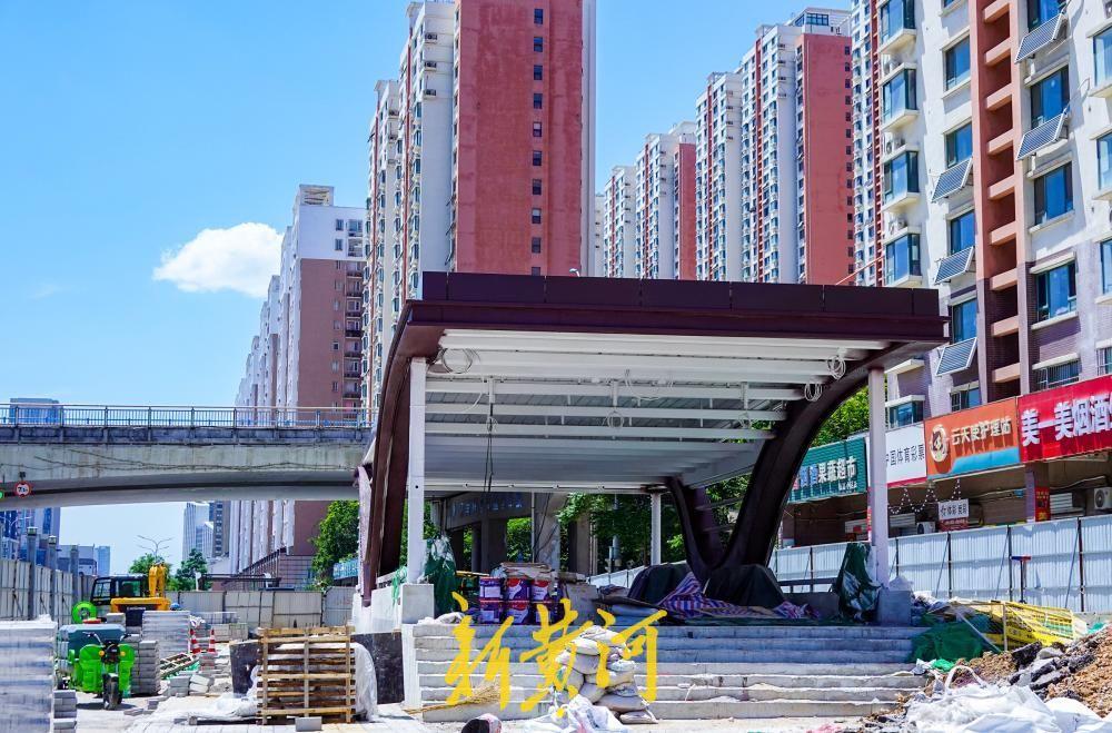 济南纬六路多个地铁出入口初具规模，与300米高楼同框成新景！5月28日，随着济南