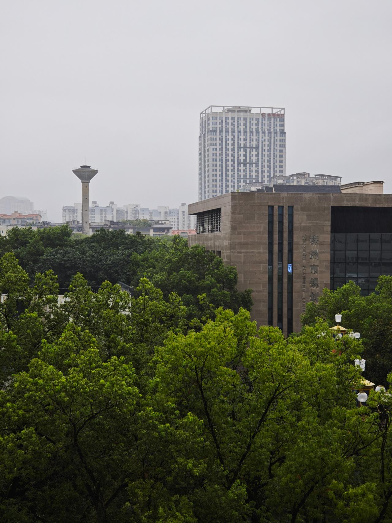 我正在工位观雨景
耳听得窗外雨纷纷
黑云倾盆水滂沱
却原来是长沙飘来的雨
——《