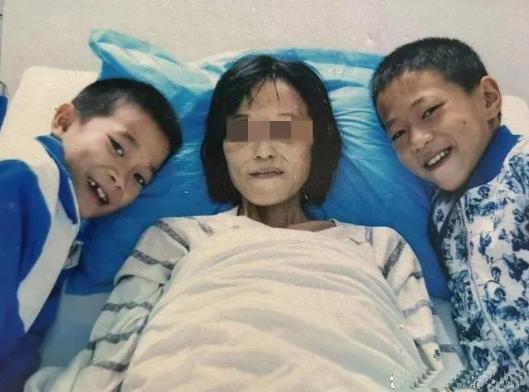 2016年，湖南一单亲妈妈身患癌症，临终前打算将11岁和8岁的儿子托付给亲戚，谁