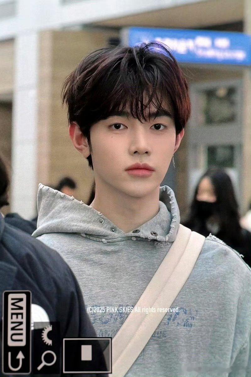 章昊今天好男大啊 这身灰色卫衣简直就是青春男大这个章昊超级帅吧 