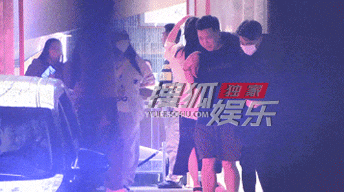 #霍建华喝醉被乔振宇搀扶上车# #霍建华喝醉被乔振宇搀扶# 霍建华乔振宇剧组聚餐
