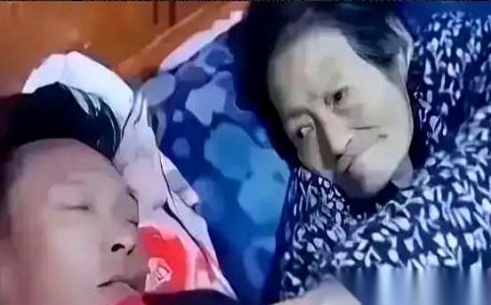 男人趴在母亲病床边睡着了，醒来时，人已经凉了。
他当场崩溃，捶着墙壁大哭，恨自己