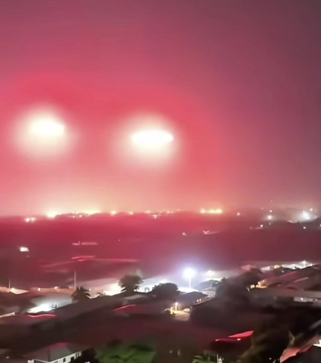 两道光焰刺破浓稠的雾霭，
那不是节日的烟火，
是伊朗反击的导弹，
在中东的夜空里