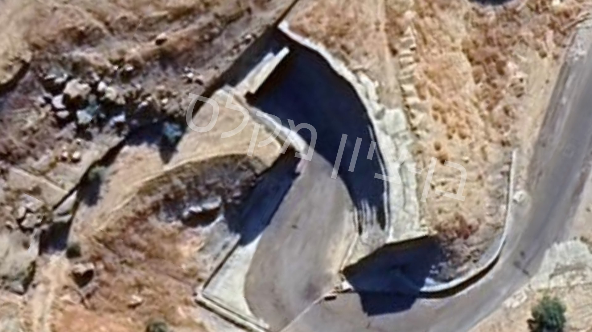 美军在空袭伊朗地下导弹城的时候，除了轰炸隧道口，连推土机都炸掉了。配有重型施工机