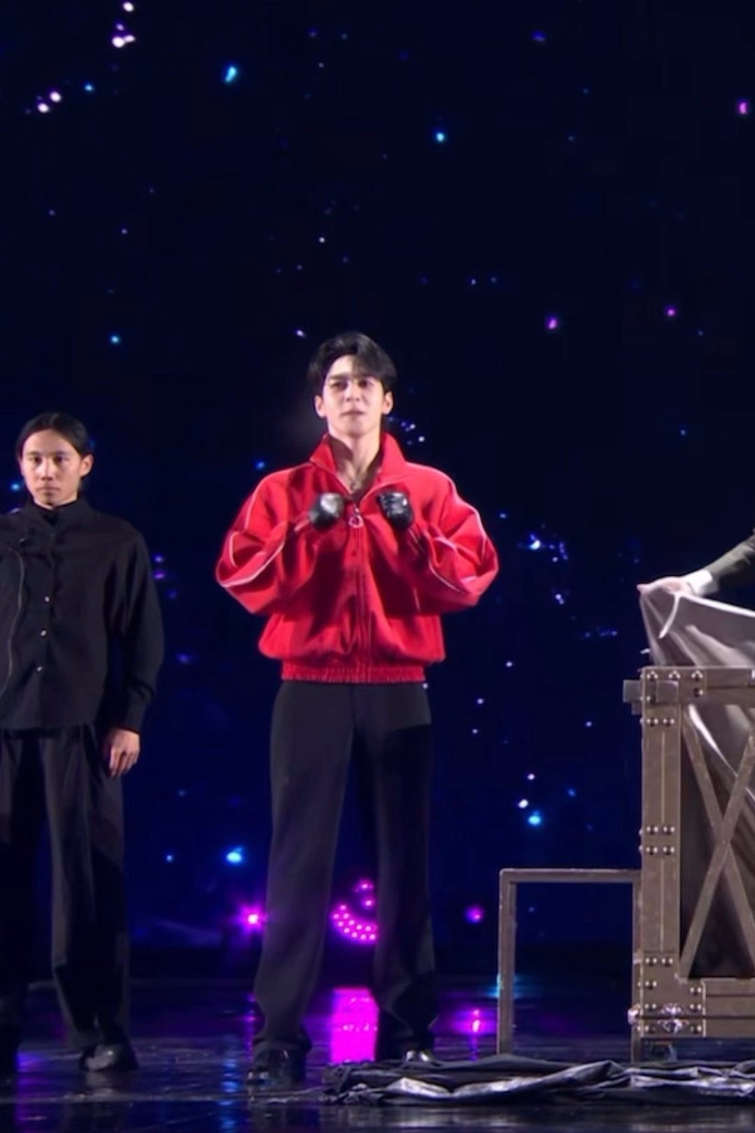 曾舜晞变魔术前还给自己打了一口气，哈哈，是怕变得不好吗