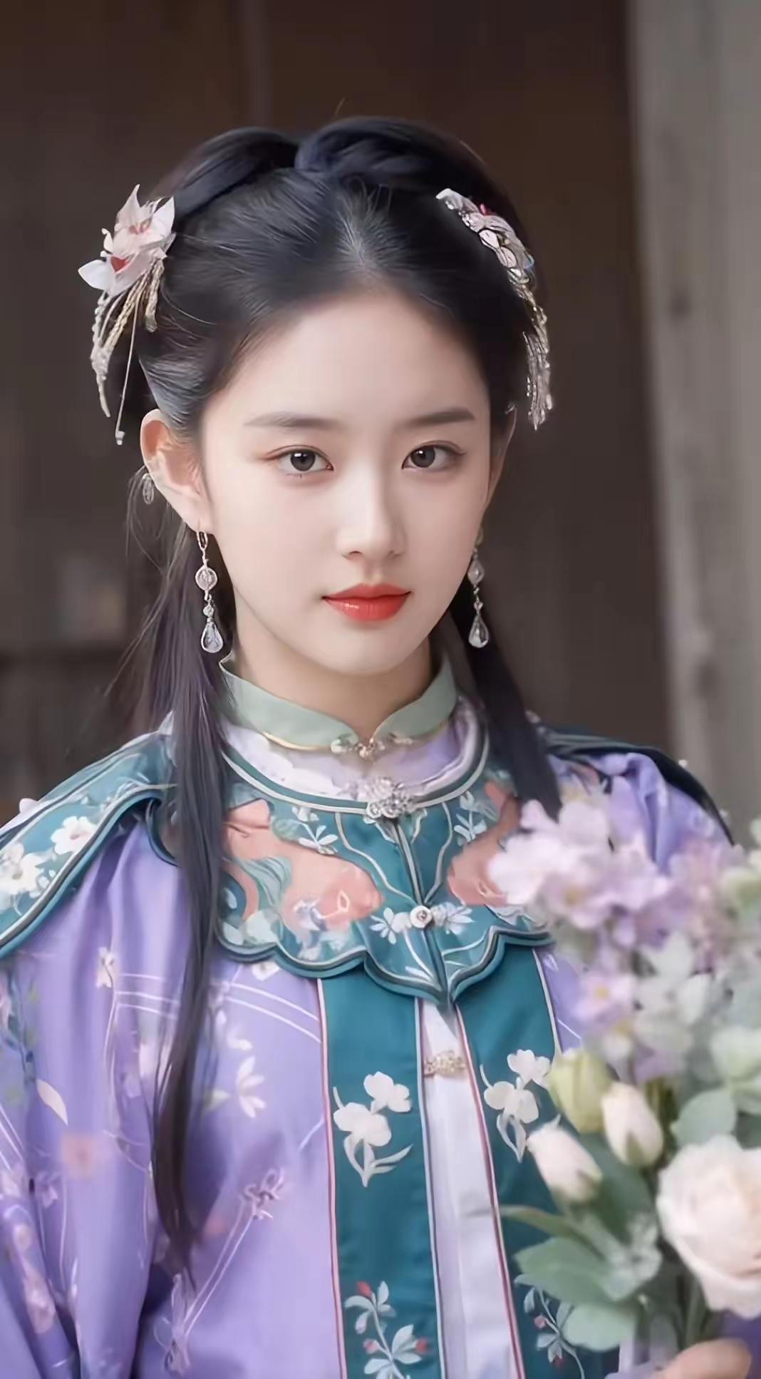 咏古典佳人
云鬟轻绾黛眉长，罗袖翩跹映月光。
玉面含春凝秀色，清风拂袂溢幽香。