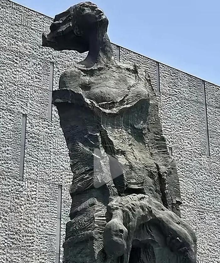 两座雕像，不是谁高谁低，只是站位本就不一样
最近网上关于两座反法西斯纪念雕像的讨