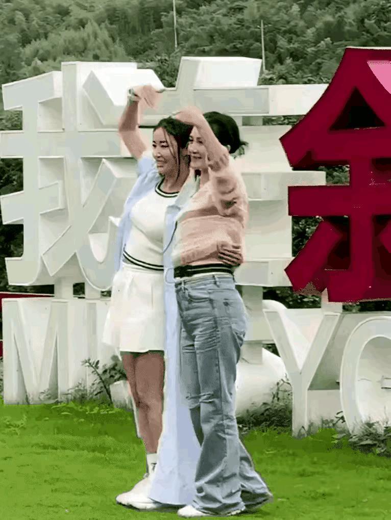 什么眼神啊？这张照片“紫薇格格”并不老嘛！她只是稍稍有点小油腻罢了。相反，反而是