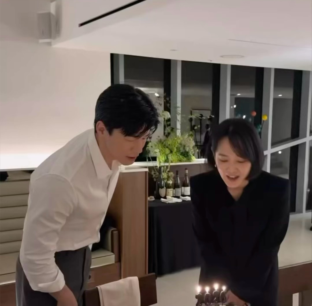 金武烈x 尹胜雅 一起庆祝铁拳教育网飞全国第一名再怎么水泥封心路过都得说一句真夫