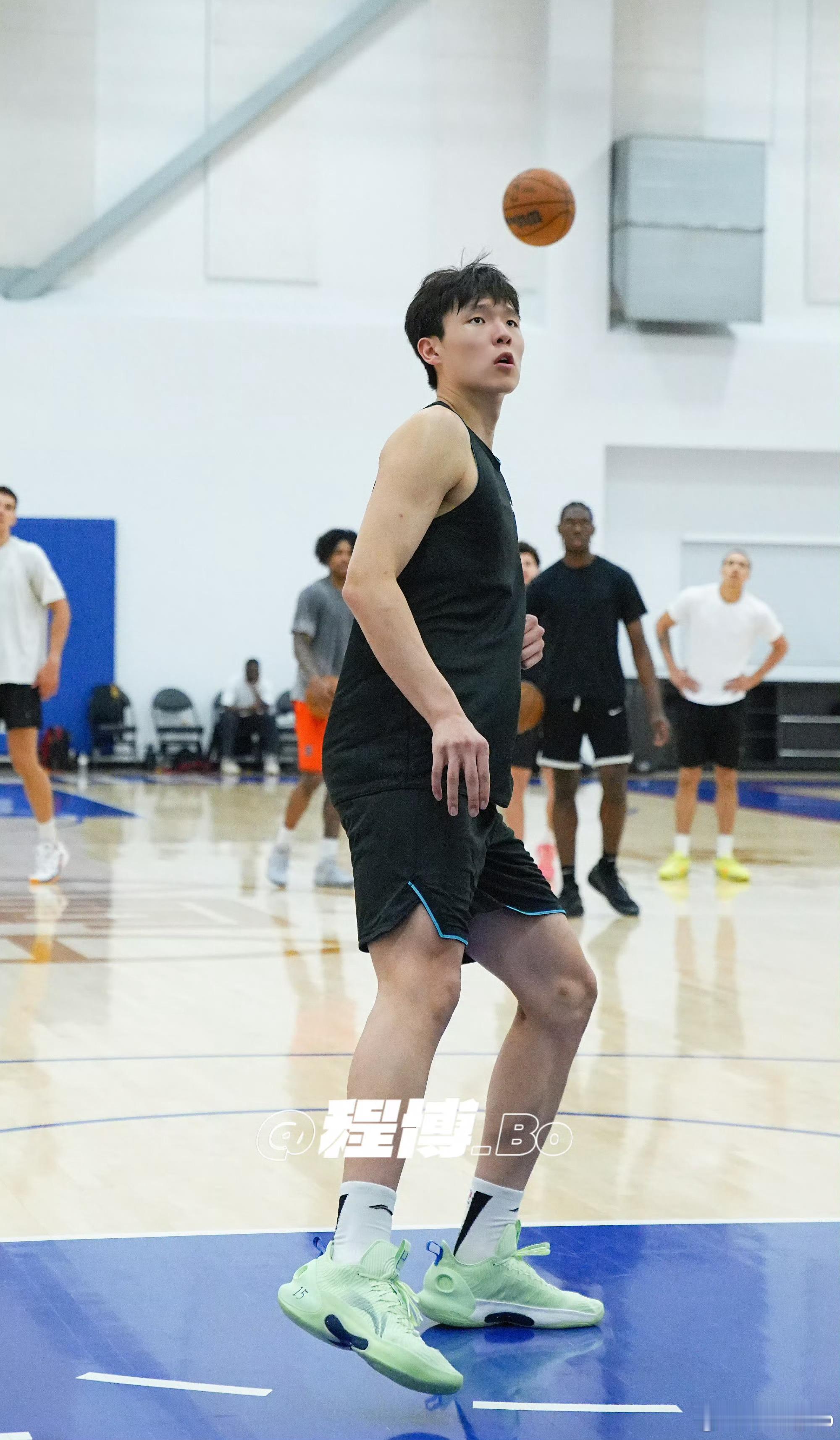 杨瀚森将于明天前往湖人训练馆，估计是要商讨如何顶薪加盟湖人 ​​​