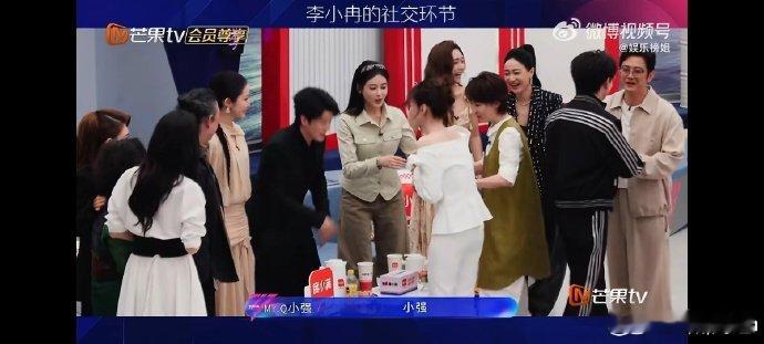 李小冉一边打招呼一边鞠躬道歉 手忙脚乱营业的李小冉，一边打招呼一边鞠躬道歉，真诚