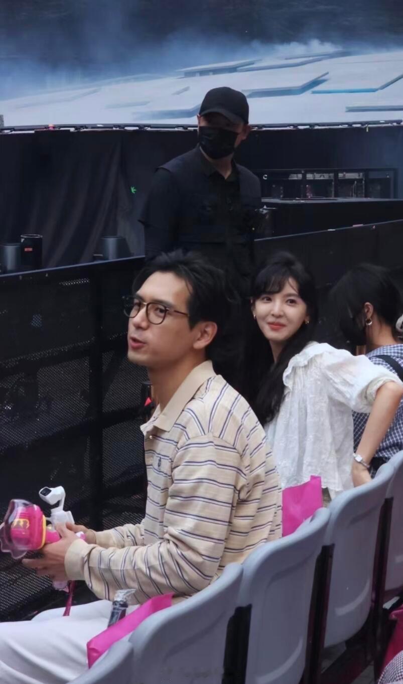 李现章若楠同框不同季同框状态好松弛，笑容都好甜，就是心疼热到一直扇扇子的李现，穿