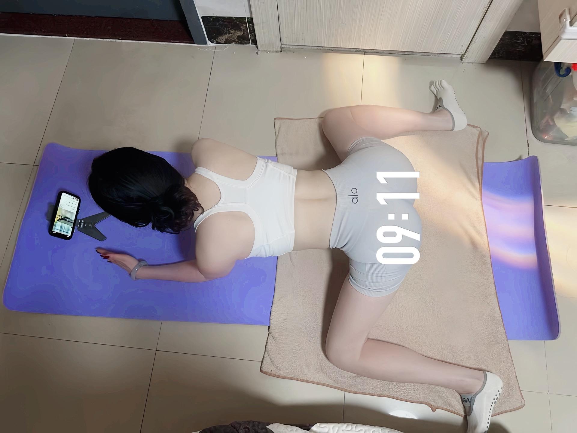 暴汗锻炼的周末早晨。哪有什么天生好身材 都是日复一日的努力