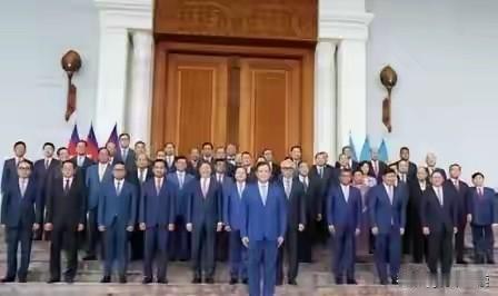 东南亚集体倒向美国，菲律宾倒向了美国，新加坡倒向了美国，柬埔寨倒向了美国，越南也