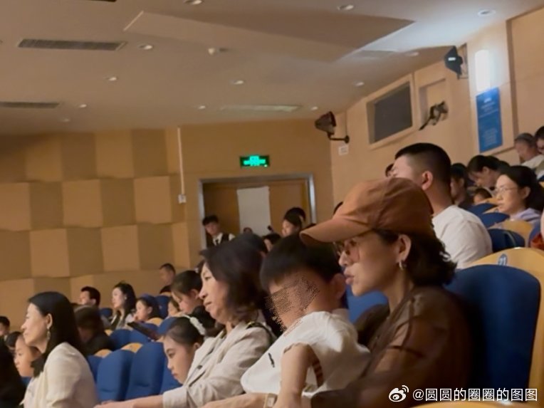 章子怡也看了醒醒演出台下默默注视着表演中的醒醒，把爱意藏在细节里，低调的陪伴最是
