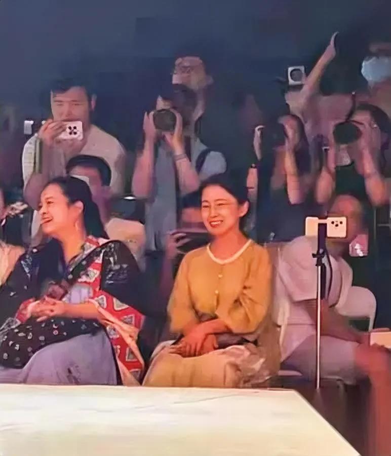 你敢信吗

她真露面了

穿汉服出现在线下活动现场。好多人都在转这张图，说能看出