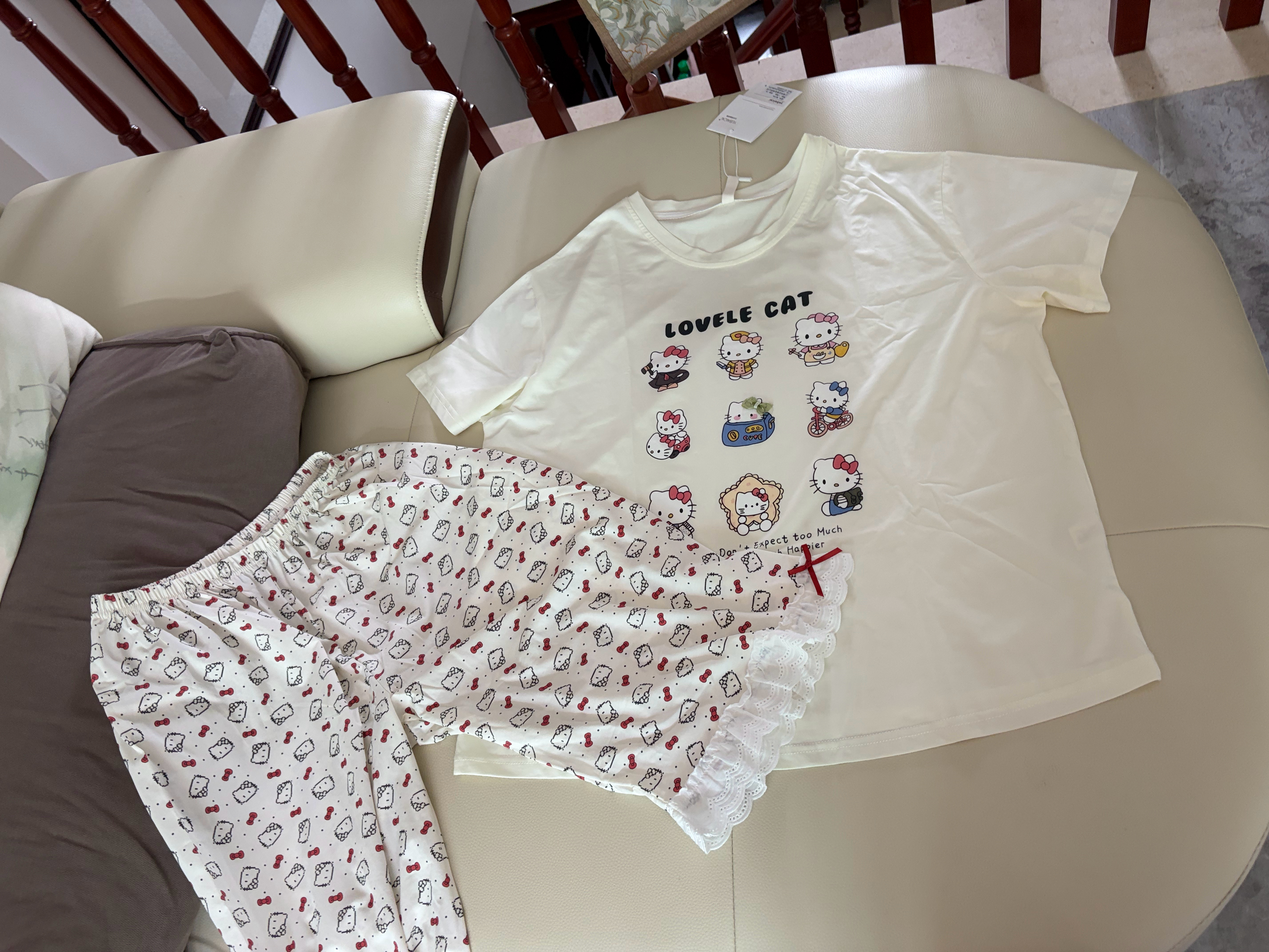 我妈很喜欢给我们买衣服。以前我是看不上她的审美的。但是随着我渐渐变老。她这次带来