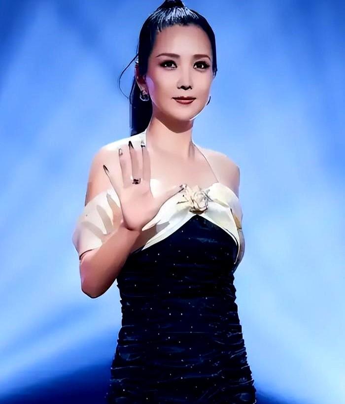 八年前的热搜情侣何洁和赫子铭今天又被拉上话题榜,源头是一场不足三分钟的带货直播,