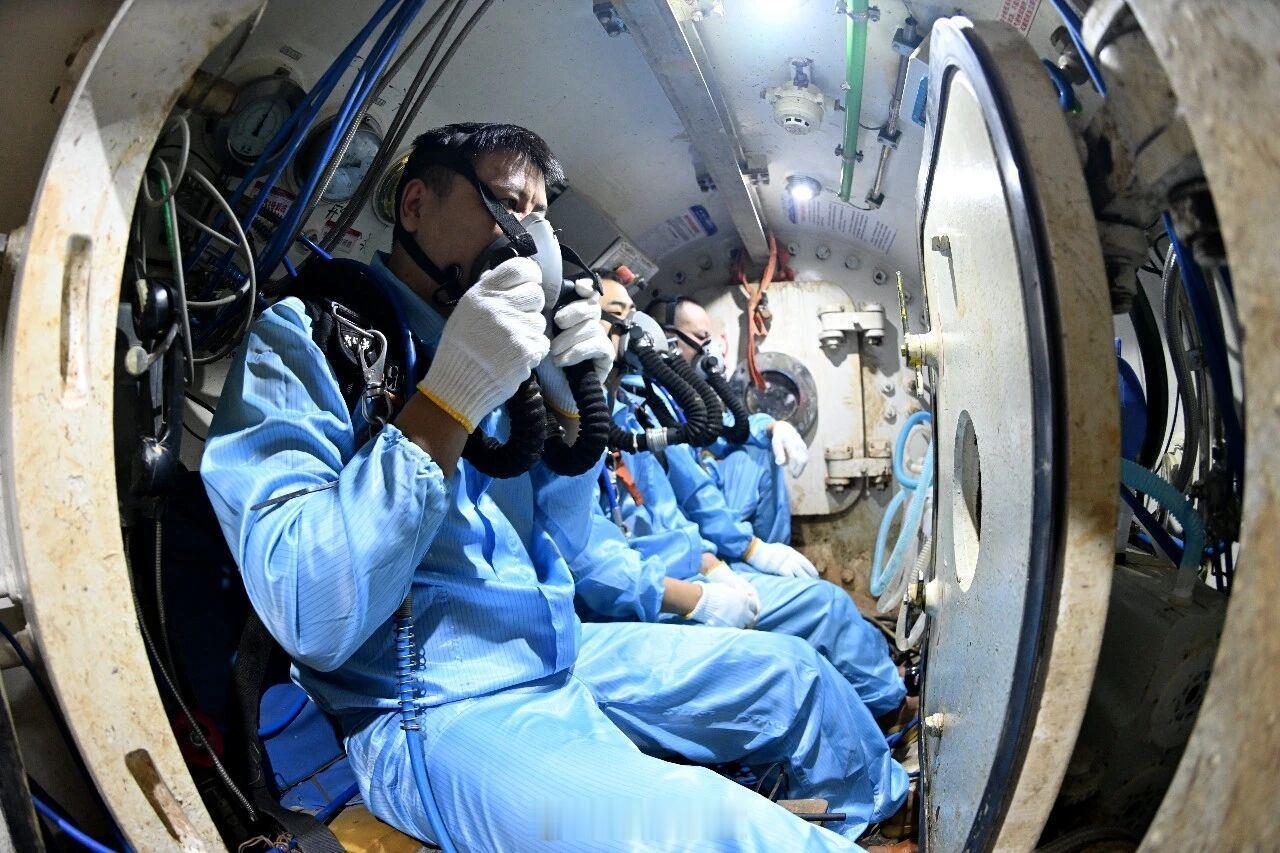 9人3班倒海底70米为甬舟号换刀 甬舟铁路金塘海底隧道宁波侧，施工团队使用国产饱