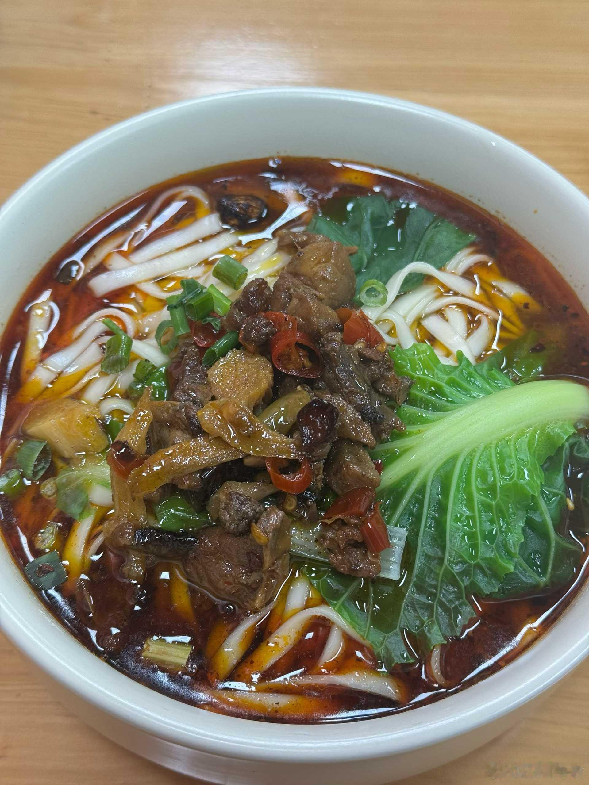 晚上运动完回去饿了，路过一家面店，犹豫了十多秒进去点了一碗吃完就走了，完全没有想