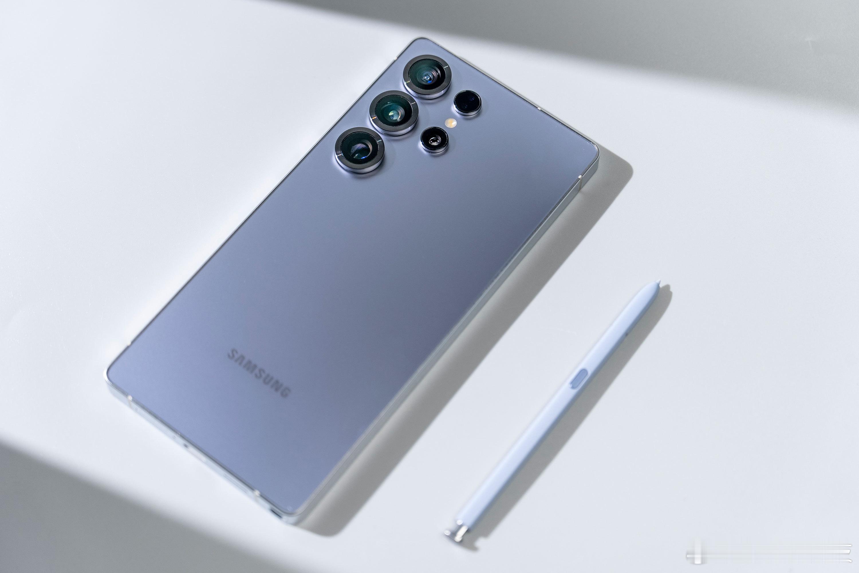 拿到了三星 Galaxy S25 Ultra钛银蓝配色版本。光线一照，钛银蓝细腻