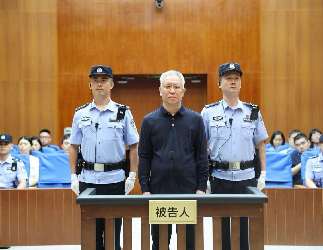 真正的眼看他起高楼，眼看他宴宾朋，眼看他楼塌了。 