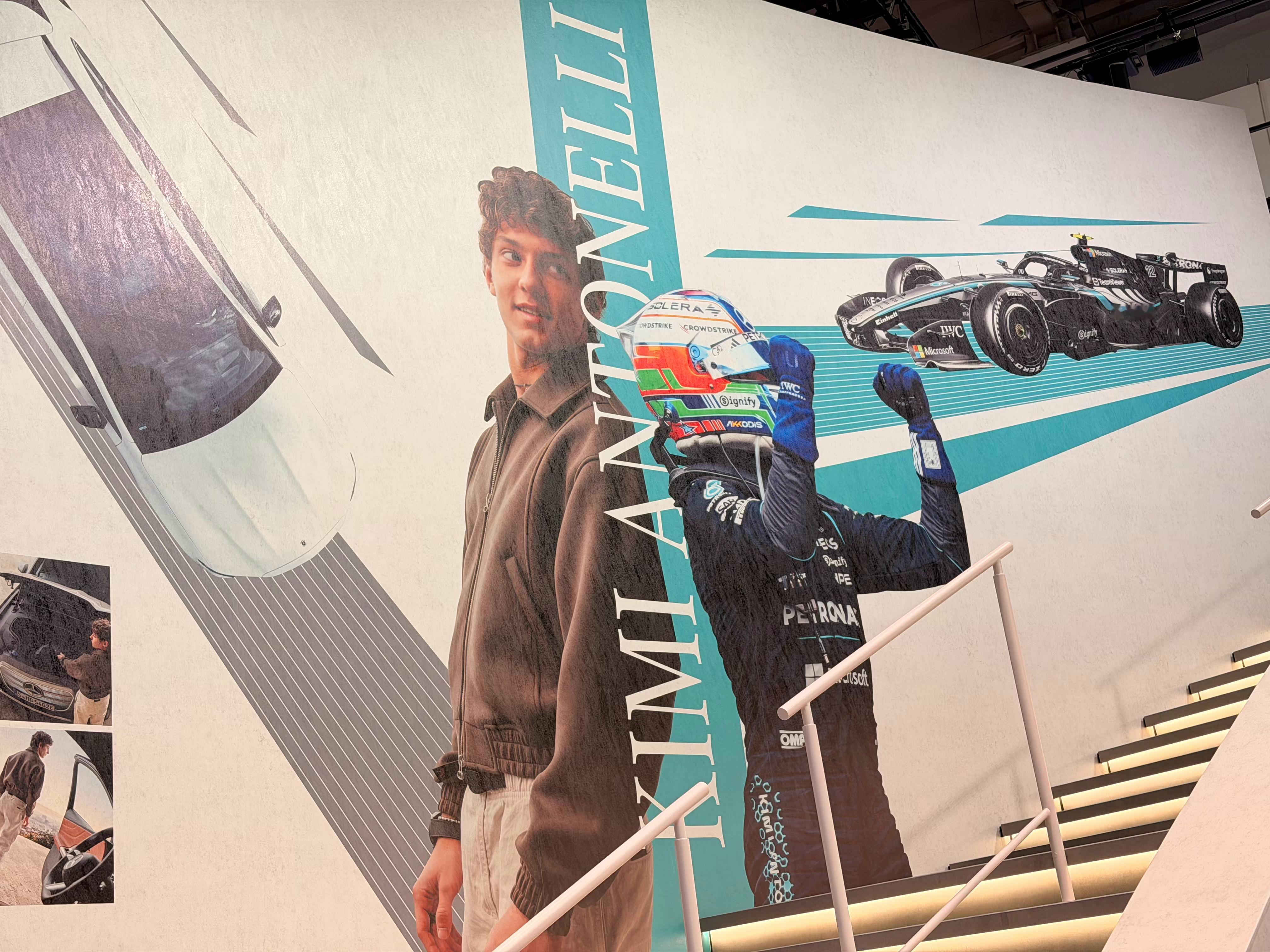 北京车展的F1元素🈶，凯迪拉克的同款赛车可太惊艳了，Kimi大海报亮相奔驰展台