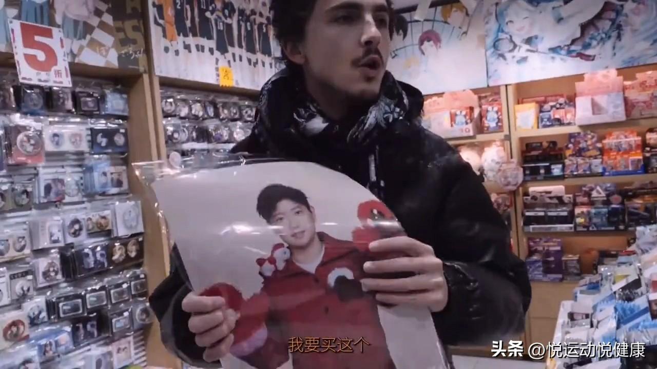 谁懂啊！好莱坞顶流甜茶来北京，一眼就看中孙颖莎的海报，当场字正腔圆地说：“孙颖莎