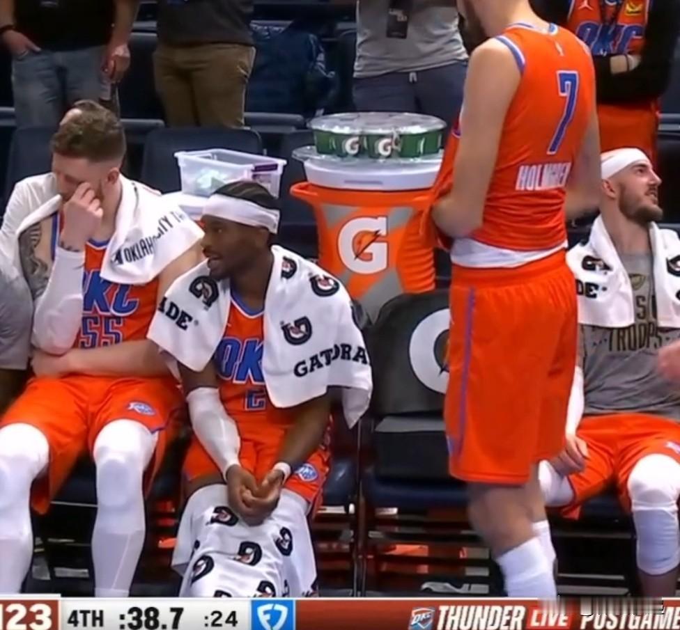 雷霆横扫勇士亚历山大连续84场得分20以上。本场比赛原以为是库里与亚历山大的后卫