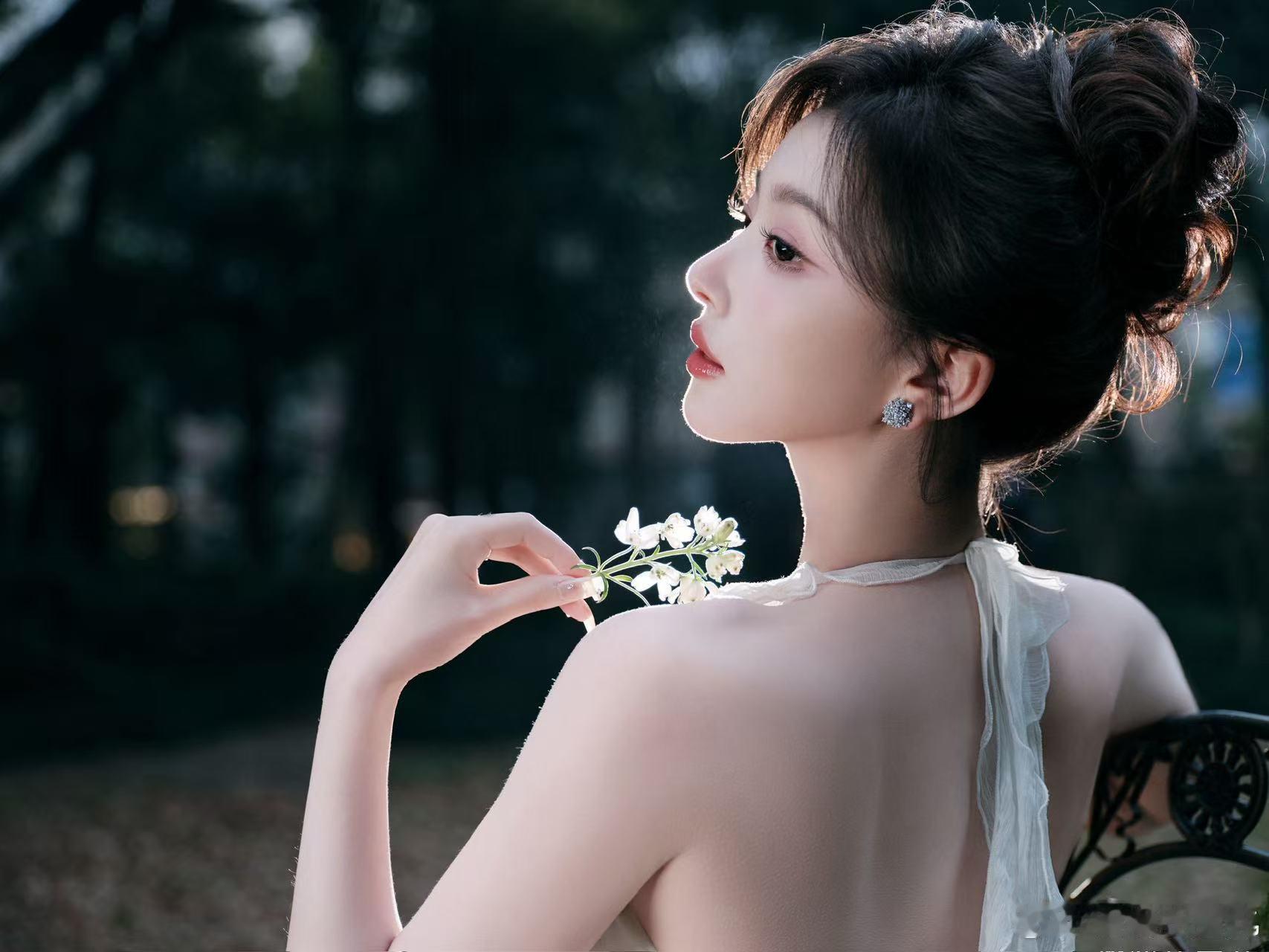 孔雪儿被粉丝尖叫逗笑了 谁懂这种瞬间啊，台上的人被台下的尖叫逗笑，一个笑容就足够