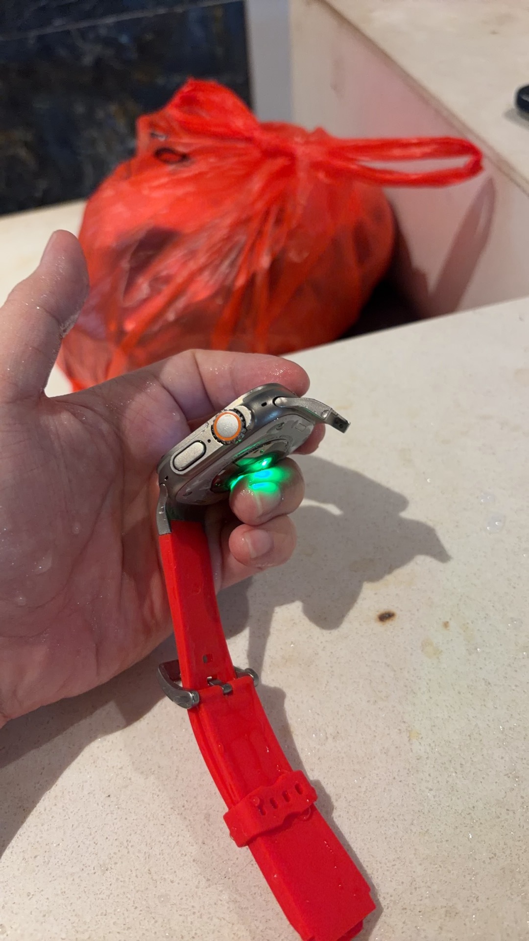 游泳游了20分钟被人不小心撞到了一下表带掉了，质量堪忧阿不戴watch感觉跟没有