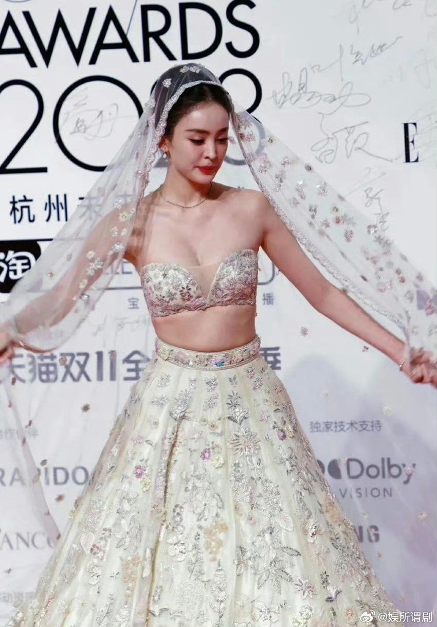 原来古力娜扎的小肚子赘肉也这么多，看来大家真的没必要身材焦虑了 ​​​